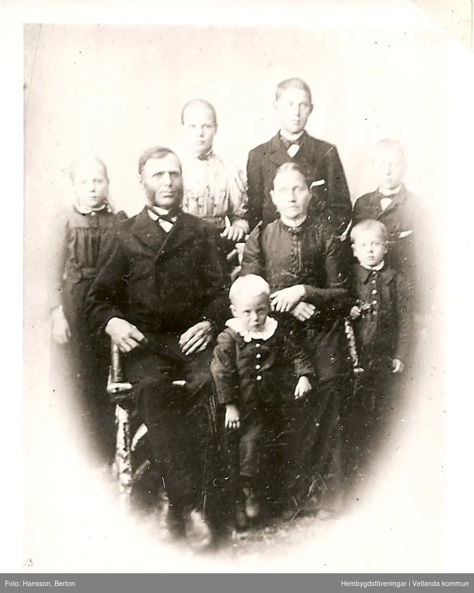 Hemmansägare Hans Johan Karlsson och Lovisa Johansdotters familj.
 
Fröderyds Hembygdsförening