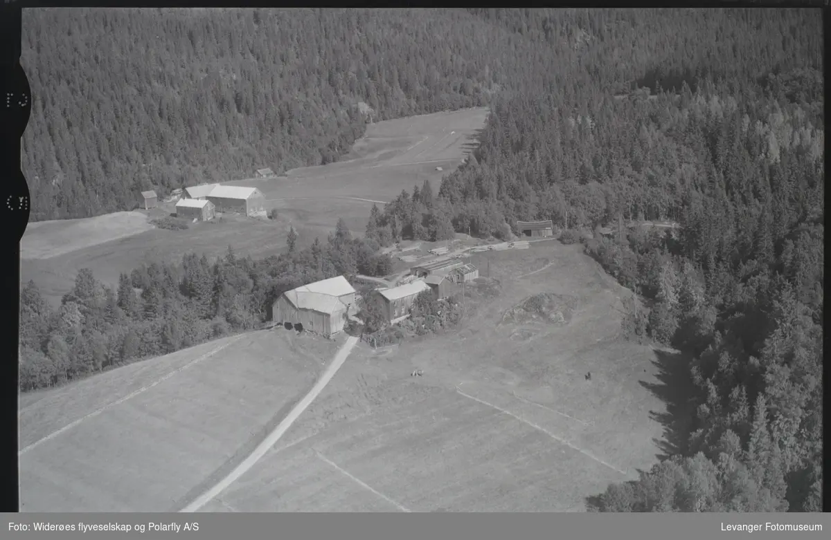 Fjellanger/Widerøes flyfoto. Landskap, åker, bygninger.
Skog. 