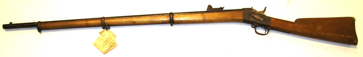 Form: 12 mm Remingstongevær no 44274 med sabelbajonet, modell 1870. Gåve frå Det Norske Hovudarsenal ved Felttøimesterekspedition i henhold til Forsvarsdepartementets skrivelse av 19 april 1940 .