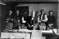 Gruppebilde av arbeidere, tatt inne på Storøs møbelfabrikk i