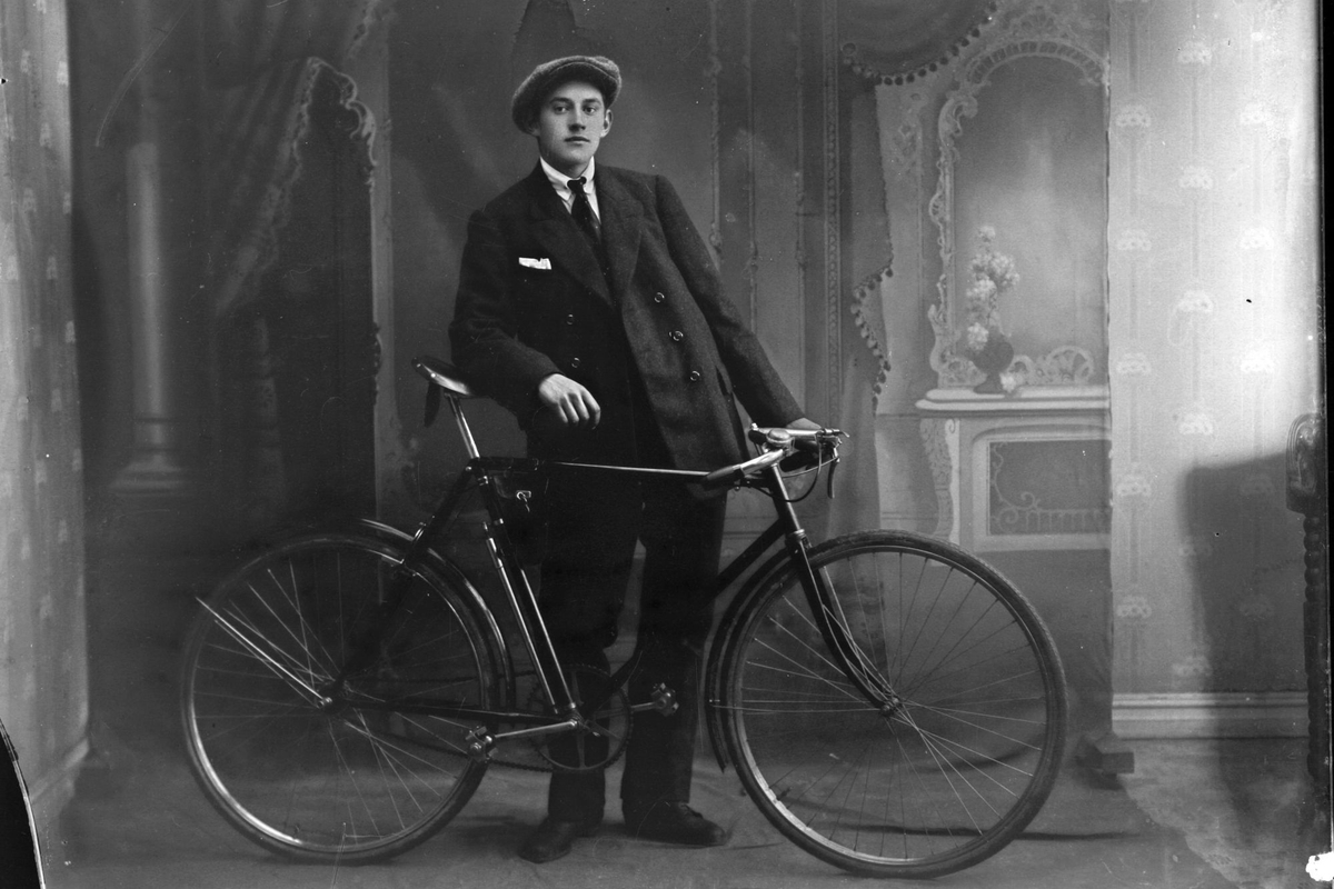 Studioportrett av mann med sykkel.