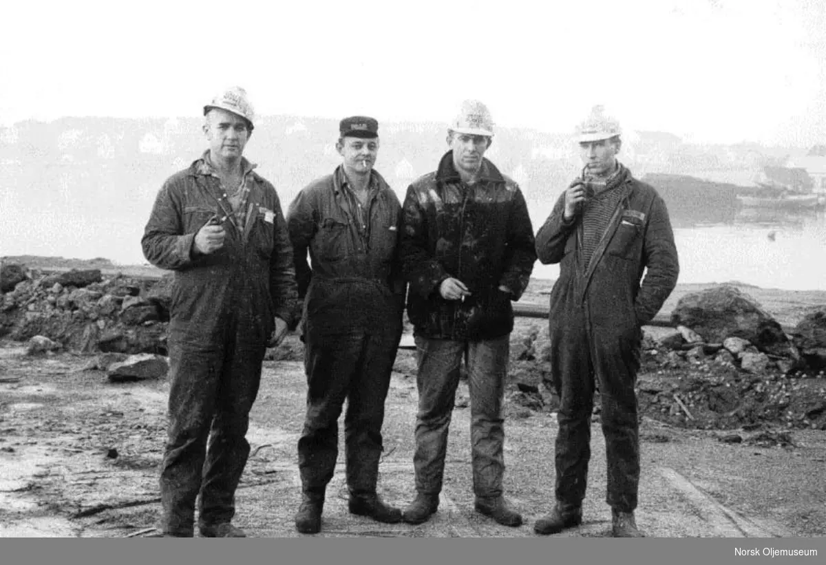 Fire menn på Esso-basen på Hundvåg.