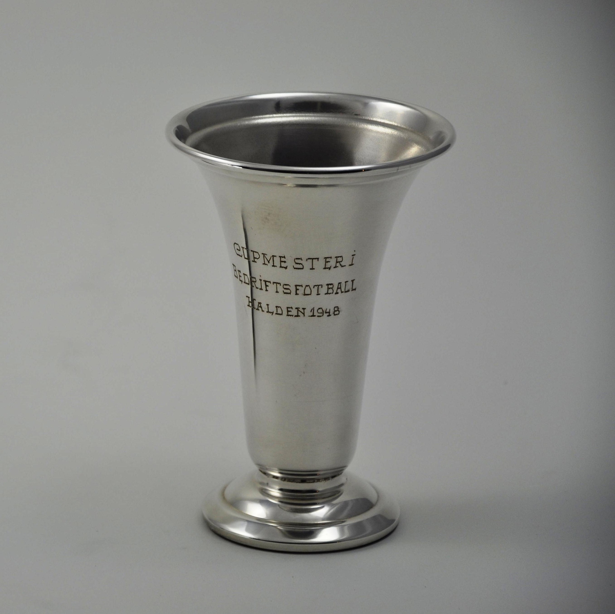 Pokal i sølv til cupvinnerne av bedriftsfotballen i Halden i 1948.