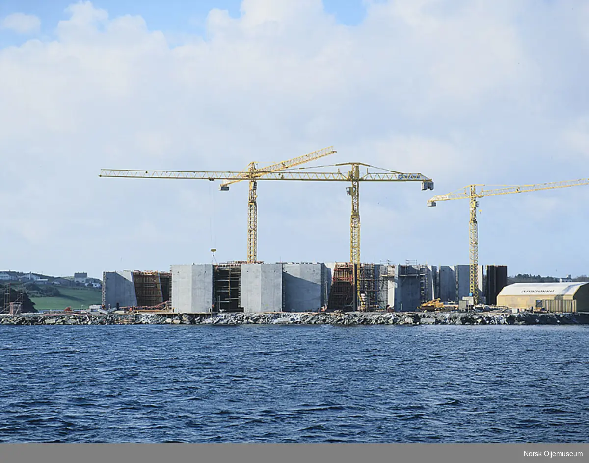 Beskyttelsesveggen til Ekofisk 2/4 T under bygging i Ålfjorden.