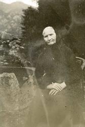 Eldre dame i selskap på Rophaug i stasklede