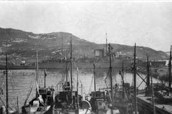 Den britiske krysseren HMS "Effingham" på havnen i Harstad i