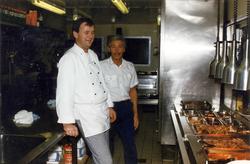 Kokkene forbereder julematen på Frigg QP