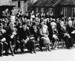 Festkledt publikum og hornorkester på Borgarsyssel museum un