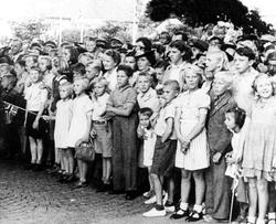 Barn på Rådhusplassen i anledning Sarpsborgs 100-års byjubil