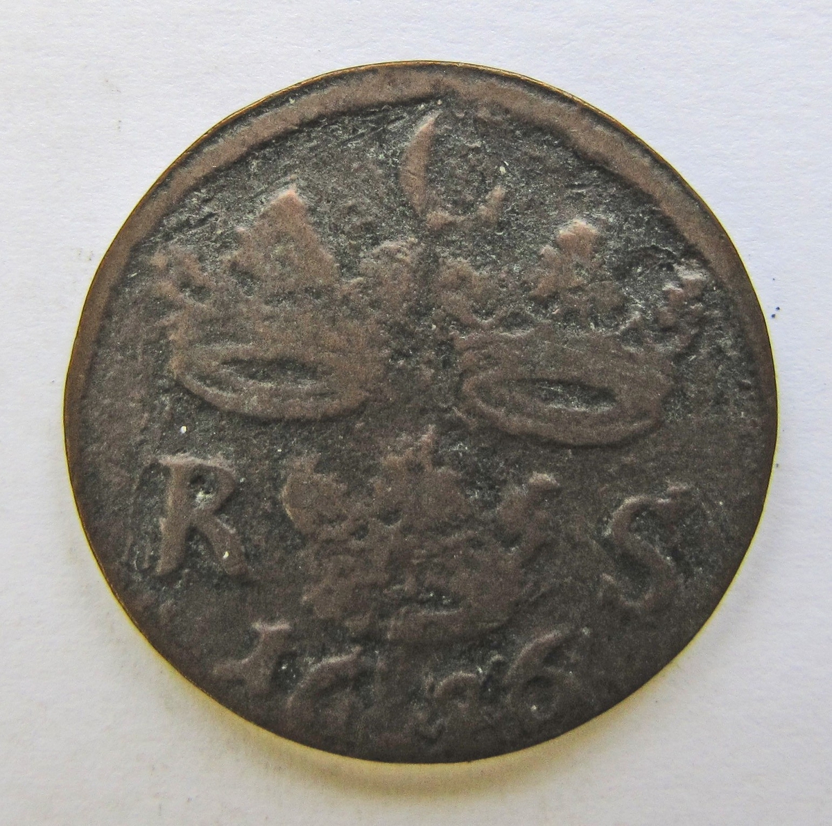 Karl XI, 1/6 öre SM kopparmynt. Präglat i Avesta 1686. Ingår i en samling mynt: inv.nr.02 751 - 02 762.