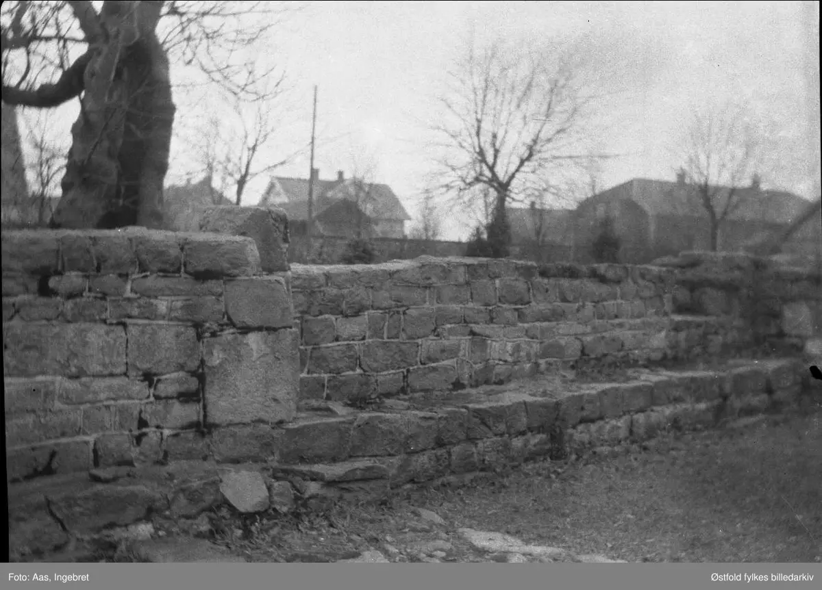 Ruinparken (Nikolas-kirkens ruiner), Borgarsyssel Museum ca. 1925.