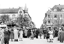 Da freden "brøt løs" i maidagene 1945. Fra Torvet i Sarpsbor