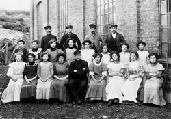 Torp Bruk, personalet på papirsalen. i 1910.

Første rad f