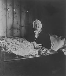 Syk og sengeliggende kvinne ukjent årstall, ca. 1915-20?.
I