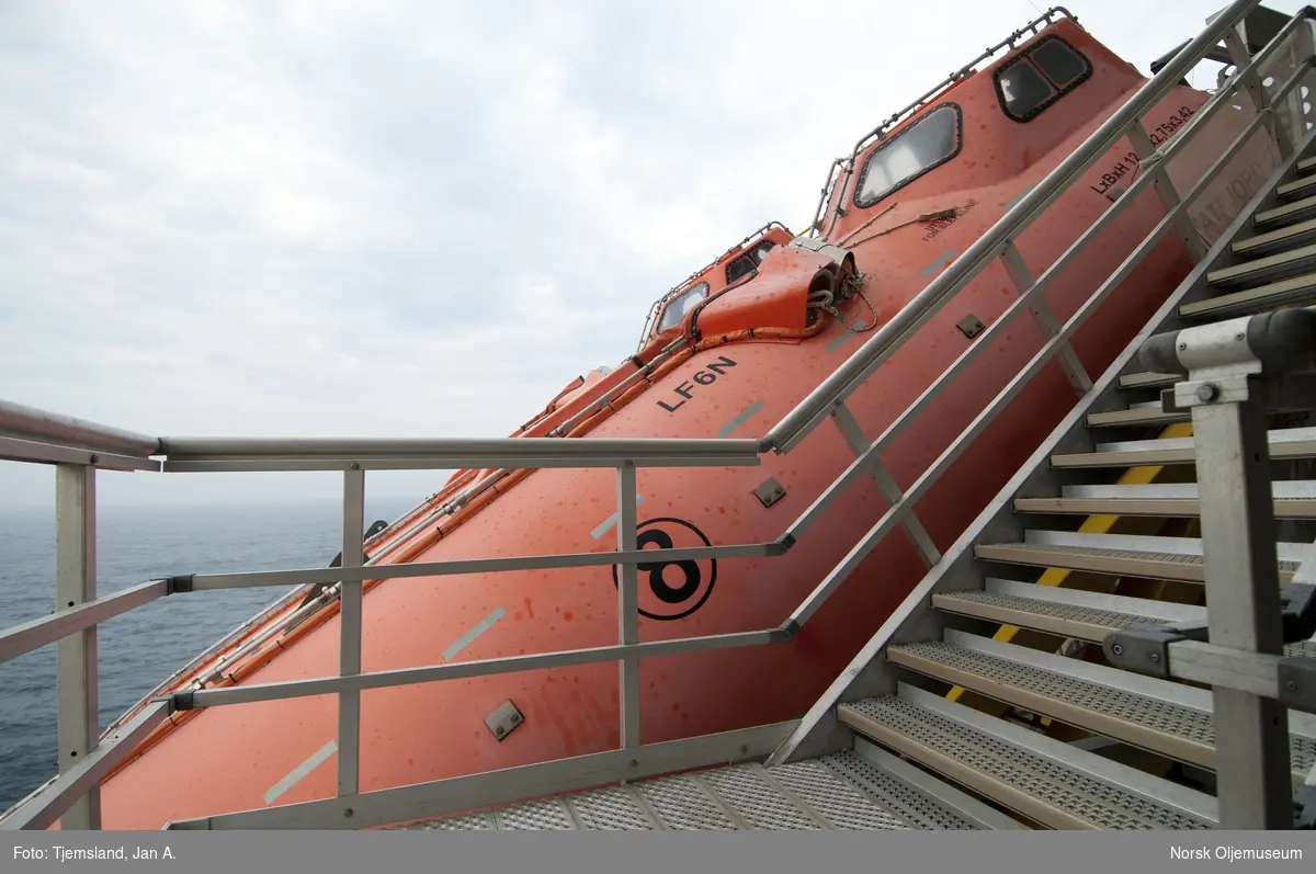 Stuplivbåter på Statfjord C.  Hver livbåt har plass til 59 personer.