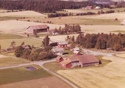 Skråfoto av gården Dingtorp i Eidsberg, 11. juli 1963.
Dingt