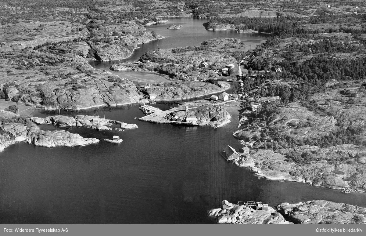 Oversiktsbilde over Papperhavn, Vesterøy, Hvaler i septembe 1951. Flyfoto/skråfoto.