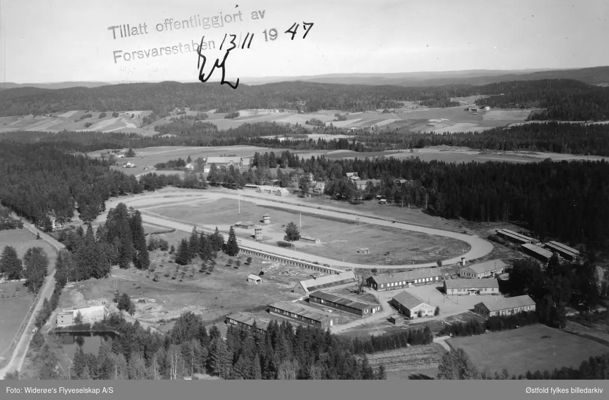 Oversiktsbilde fra Momarken Travbane på Mysen i Eidsberg 1947.