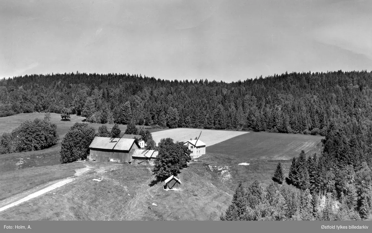 Gården Skrikerud i Trøgstad,, flyfoto fra 20. juni  1957.