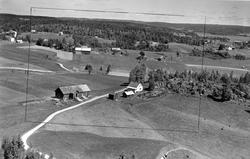 Knutebråten gård  i Skiptvet, flyfoto 20. juni  1957.