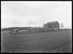 Til høyre Grålumstua, i Tune ved Sarpsborg, som er satt opp 