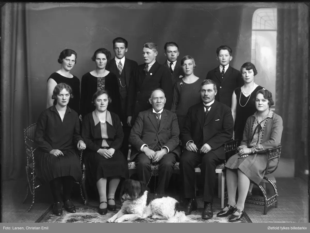 Ukjent familiegruppe, ant 1925-1930 ca. Ant fra Sarpsborg-distriktet.