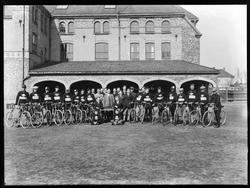Gruppe menn/gutter utenfor Kirkegaten skole i Sarpsborg, syk
