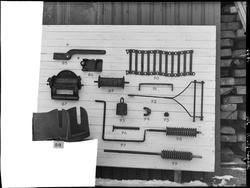 Haga Hoell, Ise 1948. 
Maskindeler utstilt og avfotografert