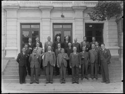 Gruppe menn ukjente  utendørs på en trappa til Festiviteten 