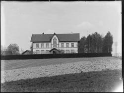 Kirkelund gamle skole i Rakkestad. Tidligere ble det eid av 
