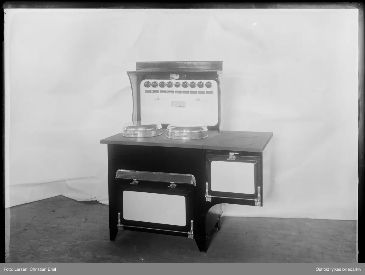 Sarpsborgkomfyren, reklameopptak. Komfyr med magasin og varmeskap.