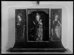 Alterskap med skulptur fra middelalderen, fotografert  på Bo