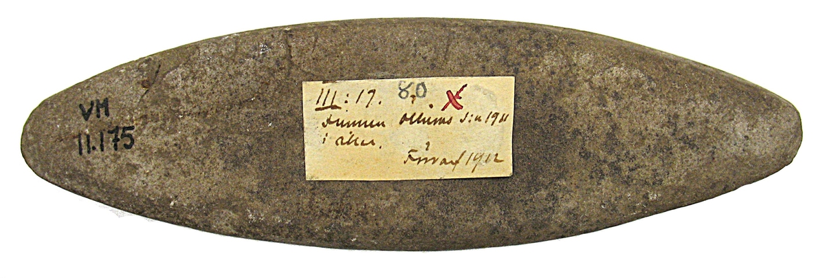 11 175. Öttums socken, Västergötland 1911.

Eldslagningssten, 1 st, spetsoval. Ränna runt om. Ristmärken på ena sidan. L. 12,5 cm, Bredd 3,5 cm.