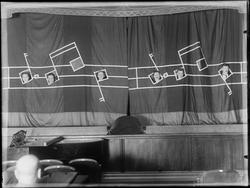 Fra Festiviteten i Sarpsborg, sceneteppe med dekoertrt med n