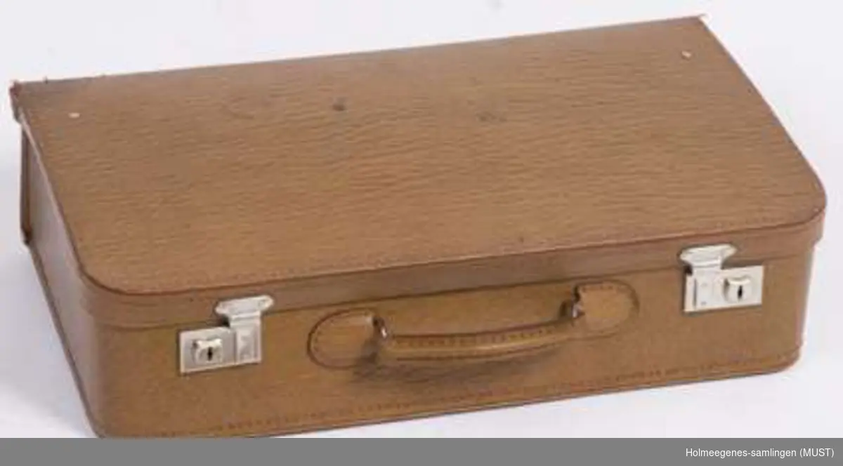 Liten brun koffert i imitert skinn med låsbeslag av stål. 