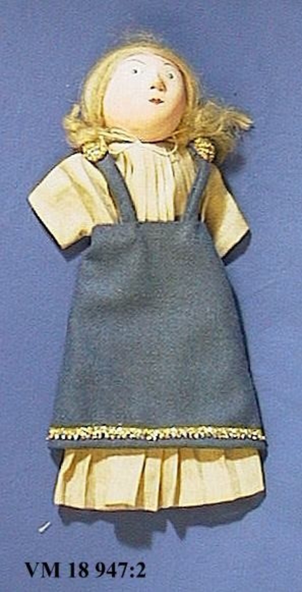 Kvinnliga dockan av ett par ''Vikingadockor''.

En manlig och en kvinnlig docka iförda dräkter från vikingatid.

Dockorna tillverkade för utställning om vikingatiden på Vänersborgs museum.