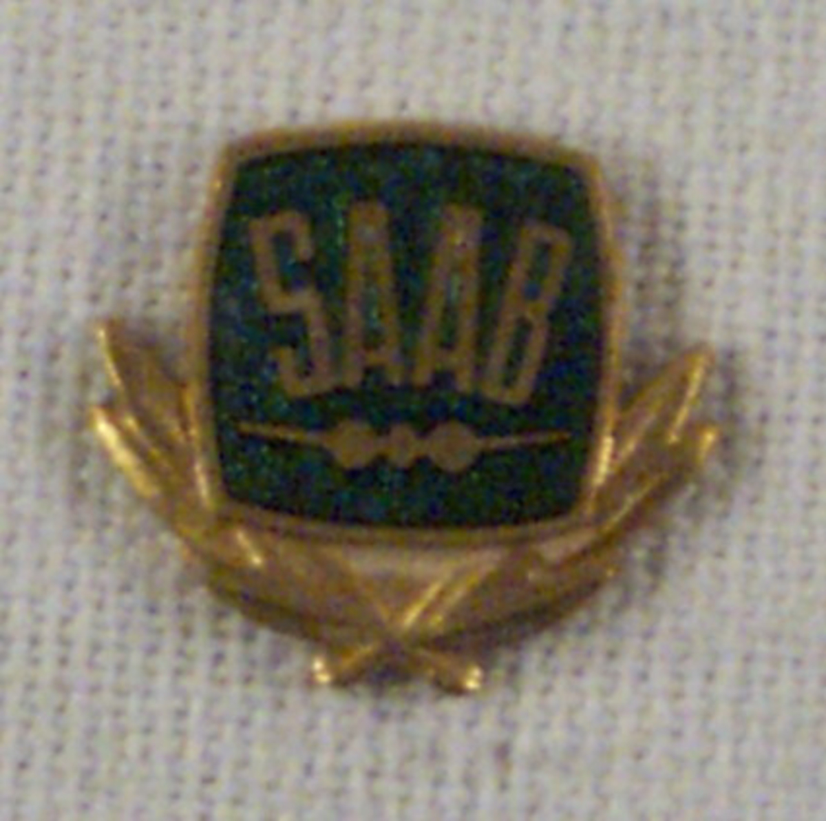 Nål utgiven för SAAB.

Har tillhört givarens farbror Gösta Granath (1917-1981). Gösta arbetade på SAAB i Trollhättan och i Göteborg från 1956.