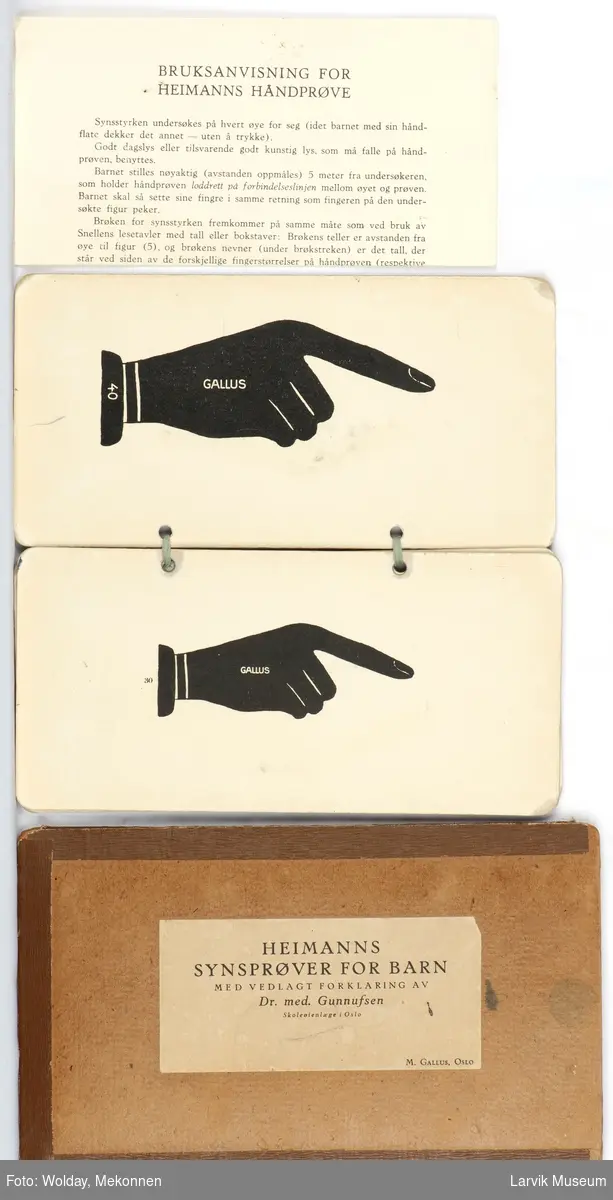 Kort med to-sidig trykk av en hånd i forskjellige størrelser.