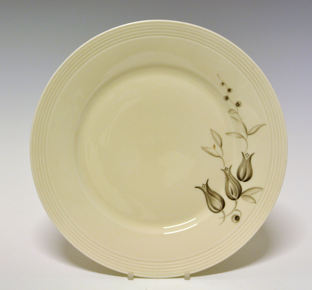 Stilisert blomst. Fabrikkmerke. Innskrift.