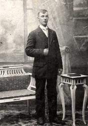 Fisker Erling Carlsen, Langesund, som ung i atelier