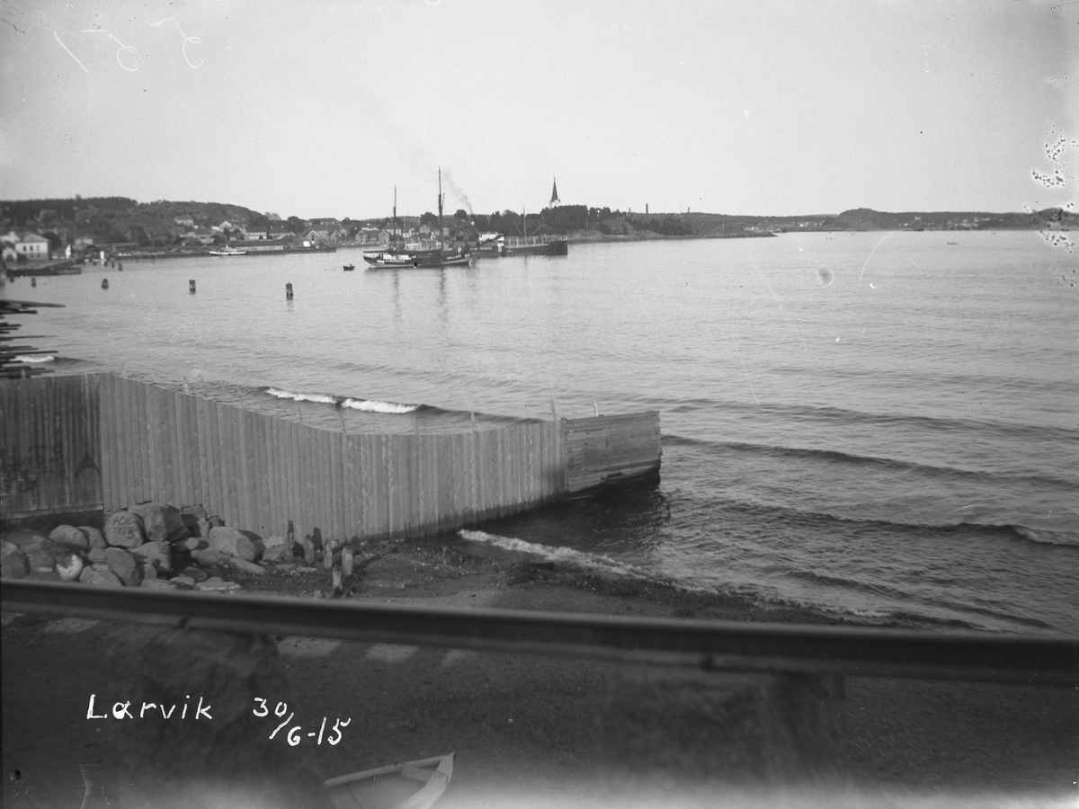 Bebyggelse ved sjøen - Larvik 30/6-1915