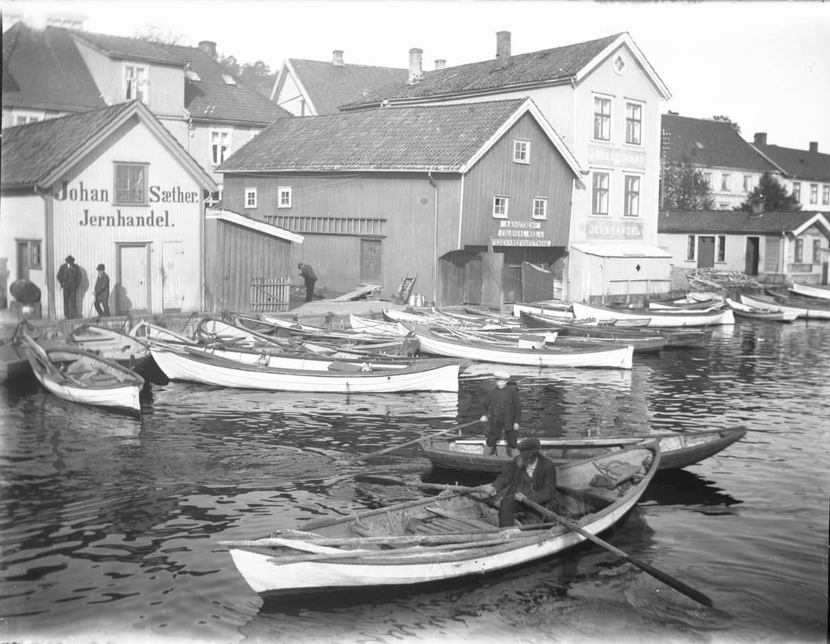 Båter og brygger ved "Blindtarmen" - Sæters jernhandel, Knudsen og Bredsdorff brygge 1916. Kragerø