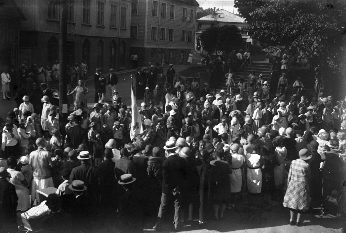 17.mai på Kirketomta. Ca. 1920 -30.