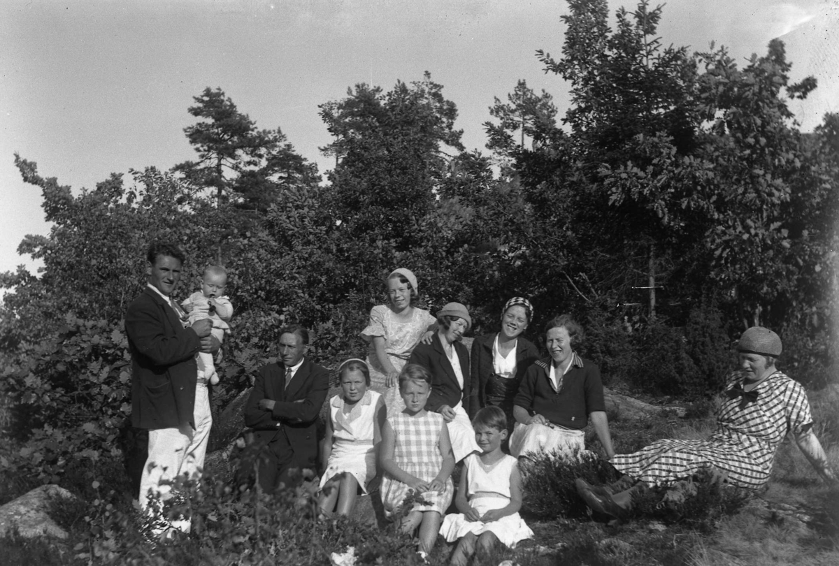 Familietur 1948. Fra venstre: Arne Pedersen med sønnen Nils Kristian på armen, Ernst Sundkvist, ukjent , Lotte Sundkvist, ukjent, Kitty Pedersen og Anette Nilsen. Tre barn foran: ukjent.