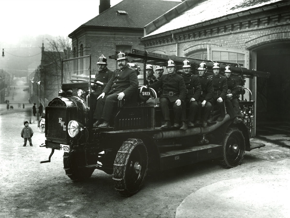Skiens første to brannbiler av det amerikanske merket: FWD (The Four Wheel Drive Company), modell 1917 som ble satt inn i tjeneste i 1927, samme år som bildet er tatt.