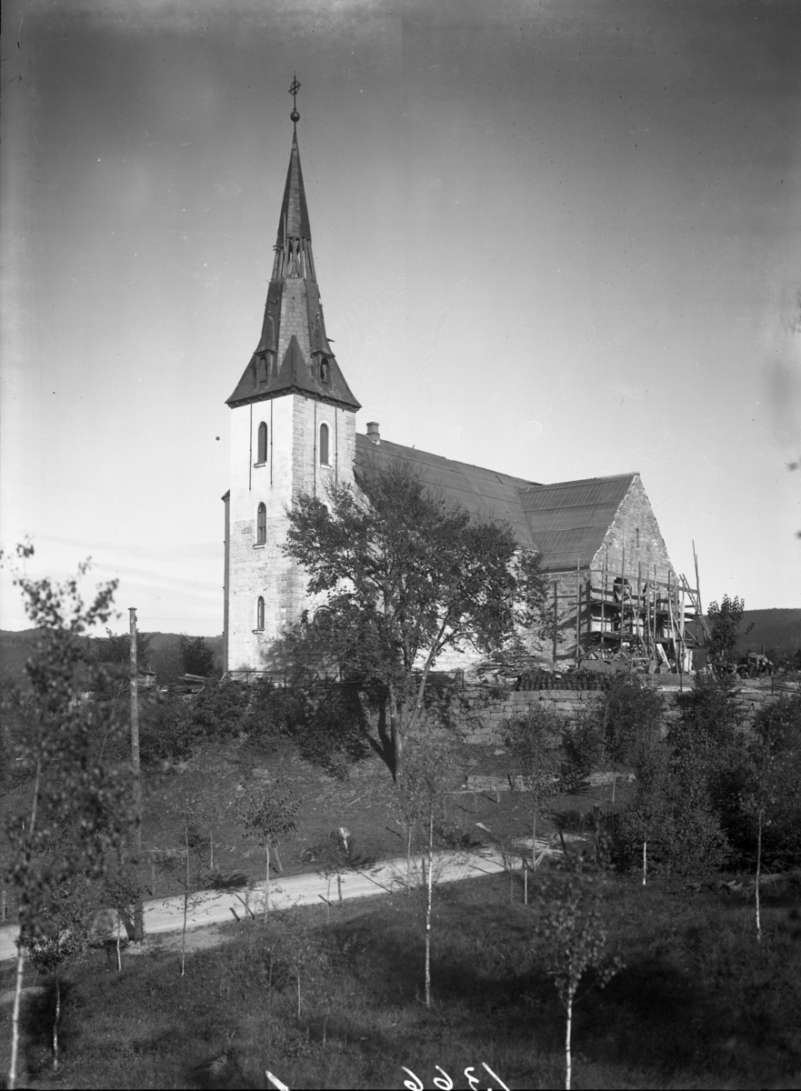 Gjerpen kirke før forandringen av tårnet på slutten av 1920-tallet.