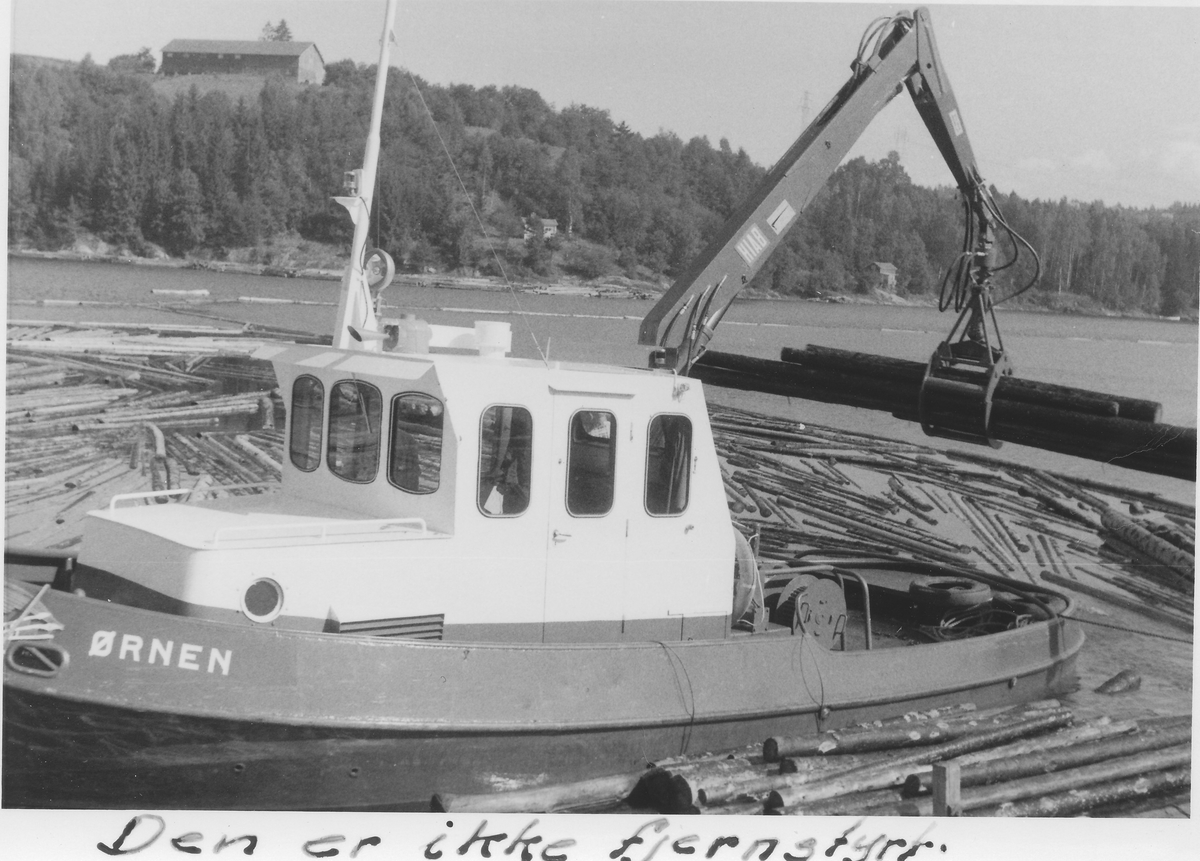 M/S Ørnen med kran ved Klovholt utslagsplass 1969. Kranen er ikke fjernstyrt.