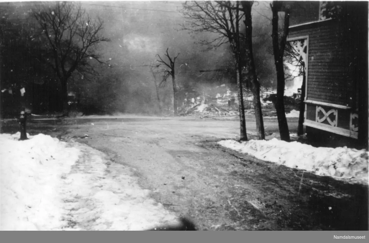 20.04.1940. Havnegt. Namsos. Fra bombingen av Namsos. Øverst i Havnegt. m/Fogedgården i forgrunnen.