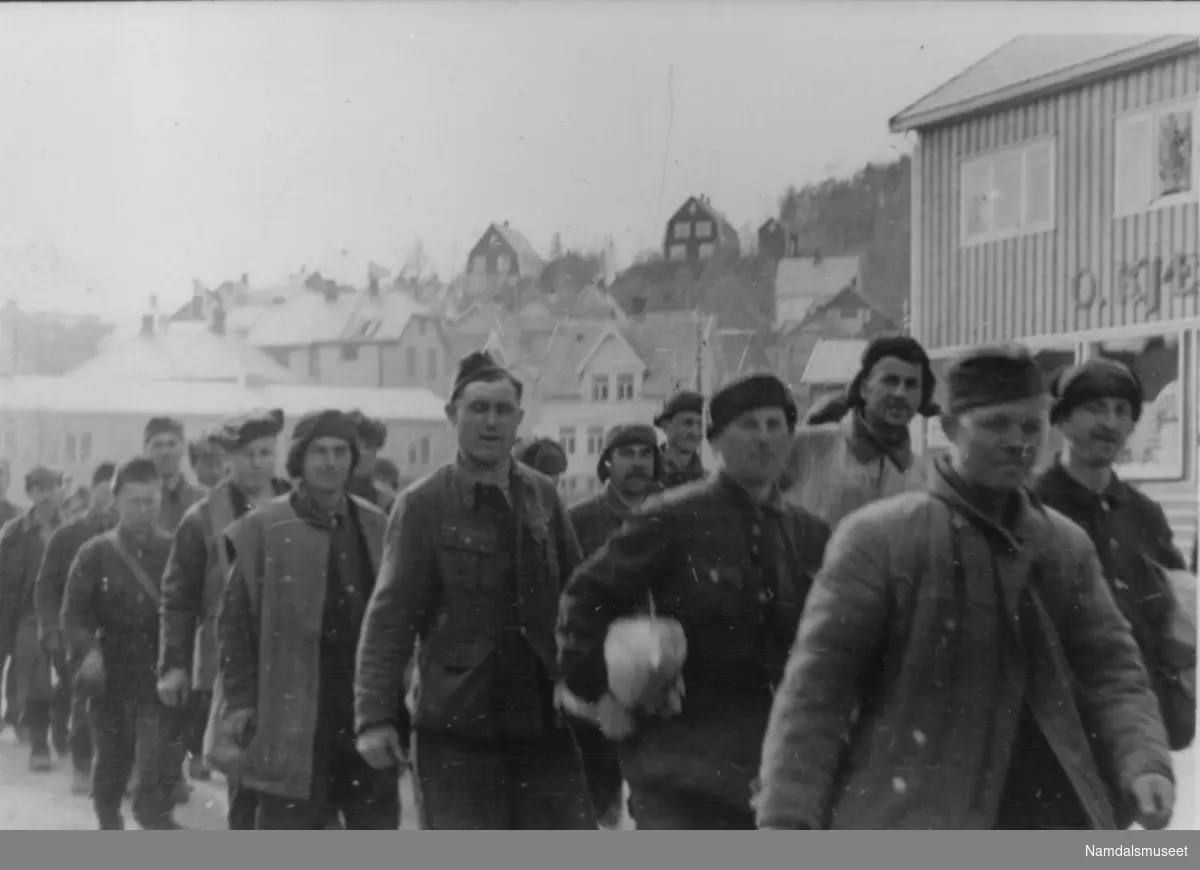 Mai-juni 1945. Russiske krigsfanger under siste utmarsj under tysk kommando rett etter kapitulasjonen.