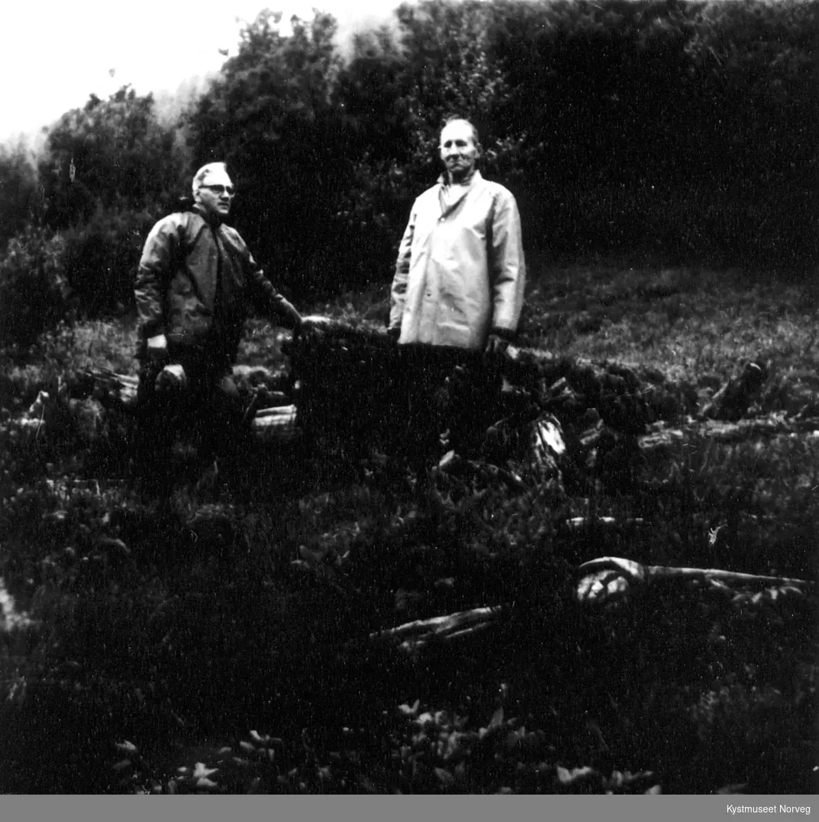 Olav Aasæg og Olav Nilssen ved de siste restene av bebyggelsen på Beingården i Flatanger